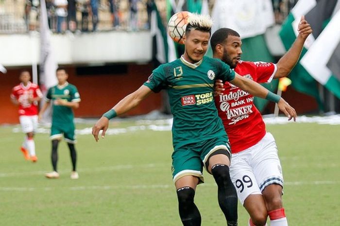 Bek PSS, Jodi Kustiawan (kiri), berebut bola dengan penyerang Bali United, Sylvano Comvalius, saat kedua tim melakoni laga uji coba di Stadion Maguwoharjo, Sleman, Yogyakarta, pada Minggu, 19 Maret 2017.