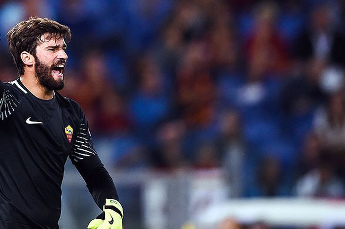 Kiper AS Roma, Alisson Becker, berteriak memberikan instruksi kepada rekan setimnya saat tampil melawan Atletico Madrid dalam laga lanjutan Grup C Liga Champions 2017-2018 di Stadion Olympic, Roma, Italia, pada 12 September 2017.