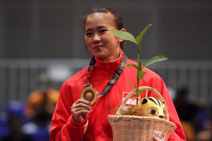 Pewushu putri Indonesia, Felda Elvira Santoso, berpose dengan medali emas SEA Games 2017 yang didapat dari nomor daoshu di KLCC Hall 6, Kuala Lumpur, Senin (21/8/2017).