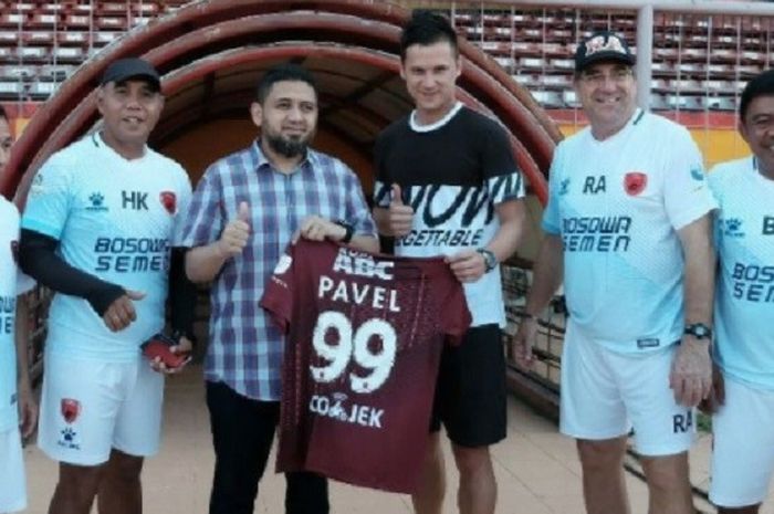 Pavel Purishkin (ketiga dari kanan) berpose dengan pemilik dan jajaran pengurus PSM Makassar, Rabu (9/8/2017), di Makassar.