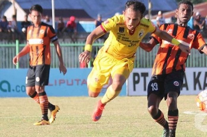 Striker Sriwijaya FC, Airlangga Sutjipto (depan) melompat menghindari pemain Perseru, Franklin Rumbiak dalam laga TSC di Stadion Marora, Serui, Kabupaten Yapen, Minggu (20/11/2016) sore. 
