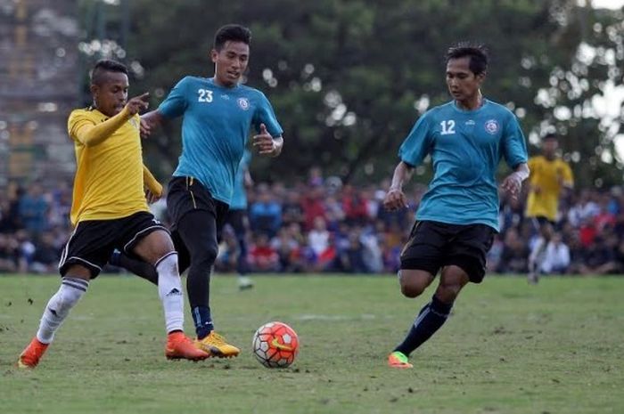 Penyerang 757 Kepri Jaya FC, Abdul Rahman Lestaluhu (kiri) mencoba melewati dua gelandang Arema FC, Hanif Sjahbandi dan Hendro Kartiko (kanan) pada uji coba di lapangan Arhanudse, Kabupaten Malang, Selasa (28/3/2017) sore. 