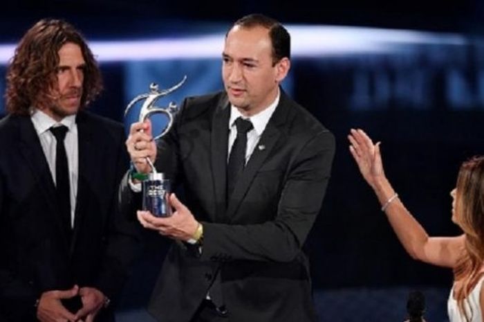 Chairman Atletico Nacional, Juan Carlos de la Cuesta, menerima FIFA Fair Play Award dari Carles Puyol pada FIFA Gala, Senin (9/1/2017).