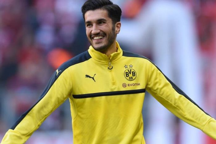 Nuri Sahin saat menjalani pemanasan jelang duel Liga Jerman antara Bayern Muenchen lawan Borussia Dortmund, 8 April 2017.