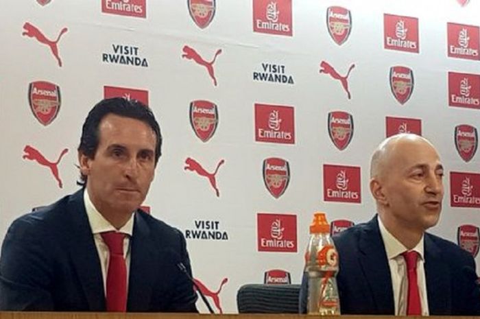 Unai Emery (kiri) dan pemimpin eksekutif Arsenal, Ivan Gazidis saat konferensi pers  pertama di Emirates Stadium, London, pada Kamis (24/5/2018)
