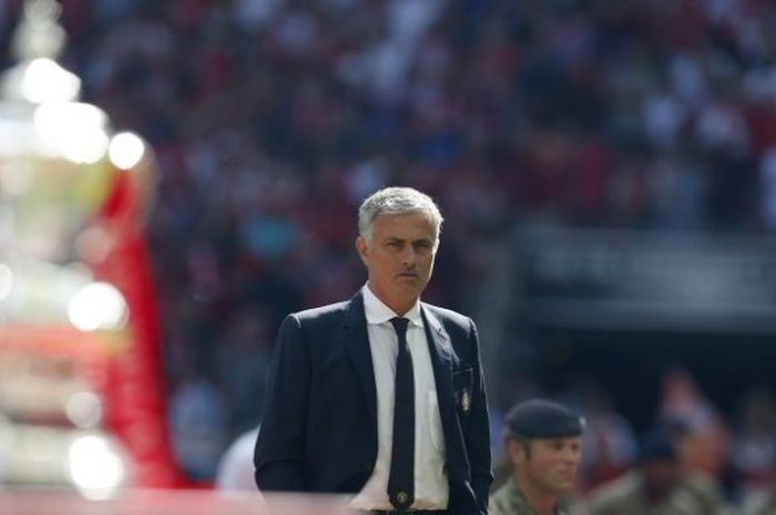 Manajer Manchester United, Jose Mourinho, berdiri di dekat piala Community Shield seusai mengalahkan Leicester City di Wembley Stadium, London, Inggris, 7 Agustus 2016.