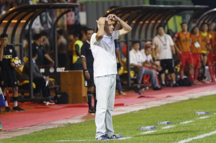 Pelatih Persib Bandung, Roberto Carlos Mario Gomez di laga Persija Jakarta versus Persib Bandung di Stadion PTIK, Jakarta, Sabtu (30/6/2018).