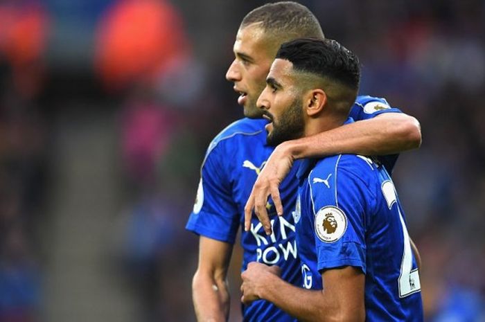 Pemain Leicester City asal Aljazair, Riyad Mahrez (depan) dan Islam Slimani, merayakan gol timnya yang berasal dari bunuh diri pemain Burnley, Ben Mee, dalam laga Premier League di King Power Stadium, Leicester, 17 September 2016.