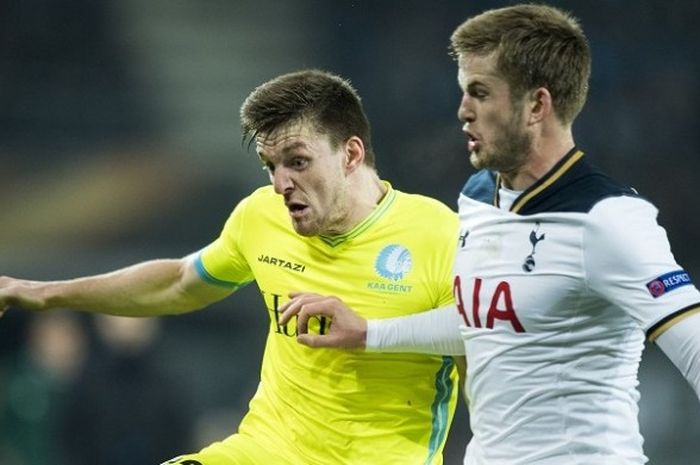 Bek tengah Tottenham Hotspur, Eric Dier (kanan), sedang berduel dengan pemain KAA Gent, Thomas Foket, dalam laga pertama babak 32 besar Liga Europa, di Ghelamco Arena, Kamis (16/2/2017) waktu setempat. 