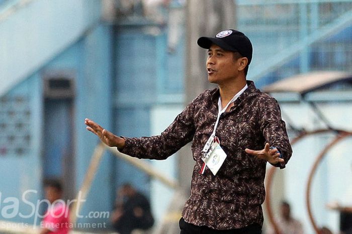 Pelatih Joko Susilo (Arema FC) sedang memberi instruksi dari pinggir lapangan dalam partai Liga 1 melawan Persiba Balikpapan, 18 Agustus 2017.