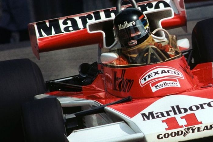 Pebalap Ferrari, James Hunt, dalam balapan F1 di Monaco pada 1976