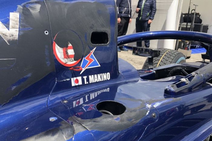 Mobil Tadasuke Makino setelah terlibat insiden tabrakan dengan Nirei Fukuzumi pada F2 GP Spanyol 2018, Minggu (13/5/2018).