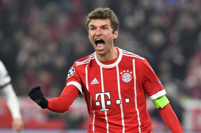 Pemain Bayern Muenchen, Thomas Mueller, merayakan gol yang dia cetak ke gawang Besiktas dalam laga leg pertama babak 16 besar Liga Champions di Stadion Allianz Arena, Muenchen, Jerman, pada 20 Februari 2018.