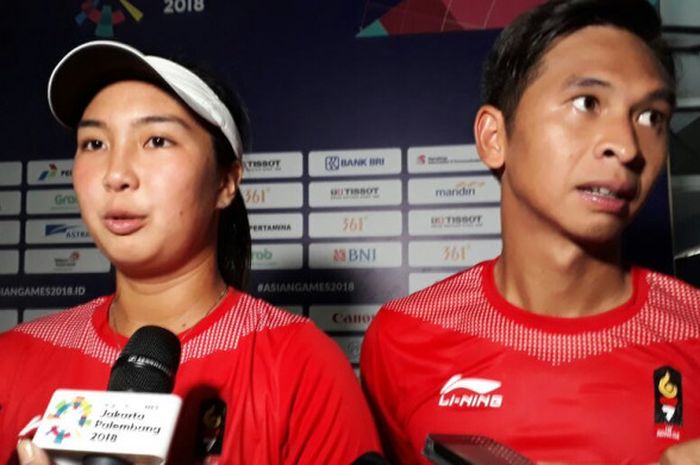 Christopher Rungkat (kanan) dan Aldila Sutjiadi ketika memberikan keterangan pers usai menang 7-5, 6-1 atas Nicha Lertpitaksinchai/Sanchai Ratiwatana (Thailand) di 16 besar tenis nomor ganda campuran di Tennis Court Jakabaring, Palembang pada Rabu (22/8/2018).
