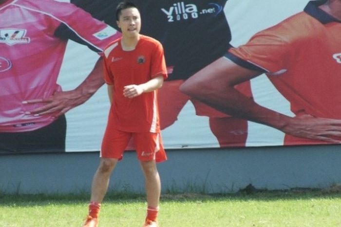 Bek asal Indonesia yang bermain klub Belgian Pro League, Waasland-Beveren, Arthur Irawan, tengah berlatih bersama Persija Jakarta di Lapangan Villa 2000, Pamulang, Tangerang Selatan, Rabu (25/5/2016).