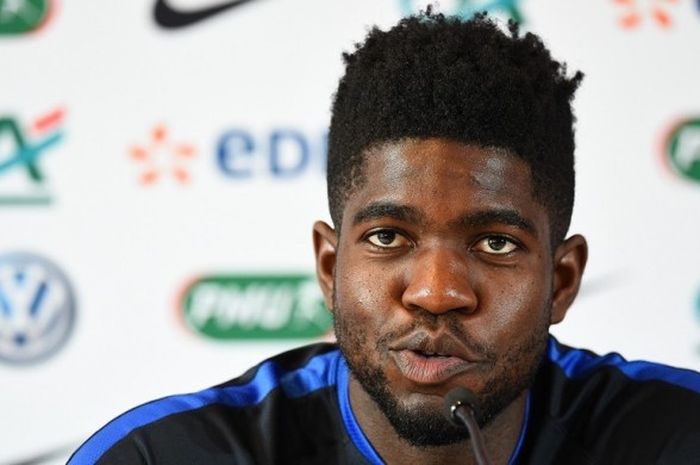 Pemain belakang Barcelona, Samuel Umtiti, saat masih memperkuat Olympique Lyon. 