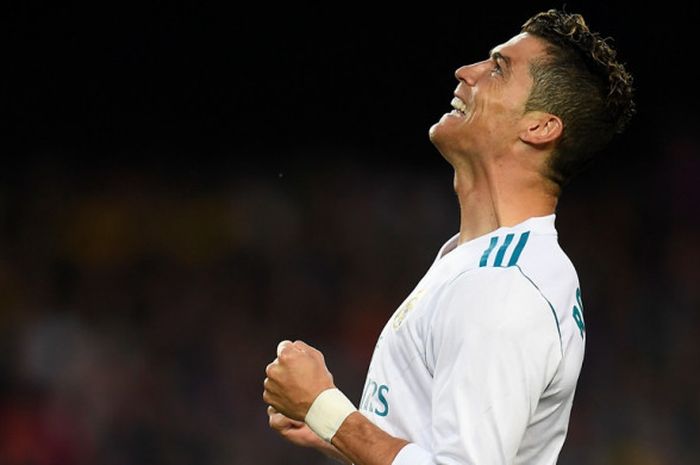 Ekspresi megabintang Real Madrid, Cristiano Ronaldo, dalam laga Liga Spanyol kontra FC Barcelona di Stadion Camp Nou, Barcelona pada 6 Mei 2018.   