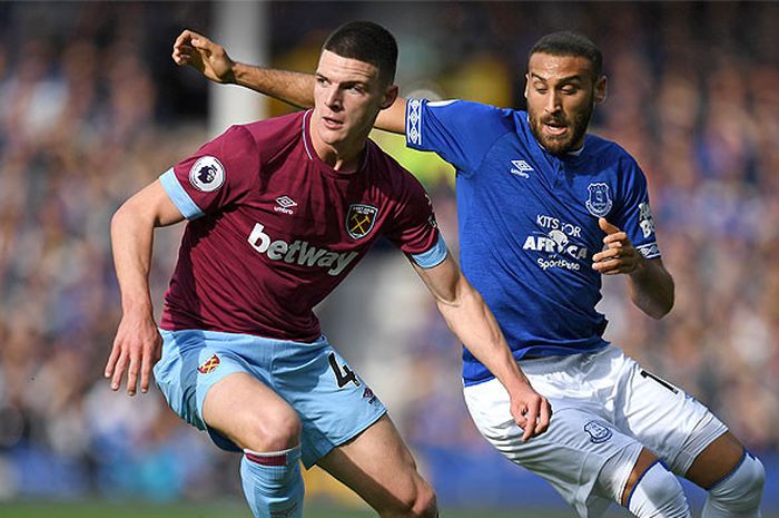 Bek West Ham United, Declan Rice (kiri), mendapat pengawalan ketat dari striker Everton, Cenk Tosun, dalam laga lanjutan Liga Inggris 2018-2019 di Stadion Goodison Park, Liverpool, pada 16 September 2018.