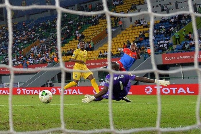 Striker Republik Demokratik Kongo, Junior Kabananga, mencetak gol ke gawang Toto pada partai Grup C Piala Afrika di port-Gentil,  24 Januari 2017.