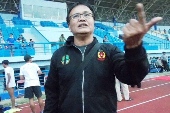 Mantan pelatih tim sepak bola PON Jawa Barat XIX/2016 dan Persibat Batang, Lukas Tumbuan.