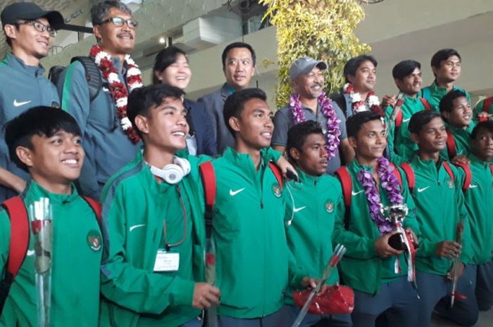Pemain, pelatih, dan ofisial timnas U-16 Indonesia disambut Menpora Imam Nahrawi serta Sekjen PSSI Ratu Tisha setibanya di Bandara Soekarno-Hatta, Tangerang pada Kamis (15/3/2018) petang WIB. 