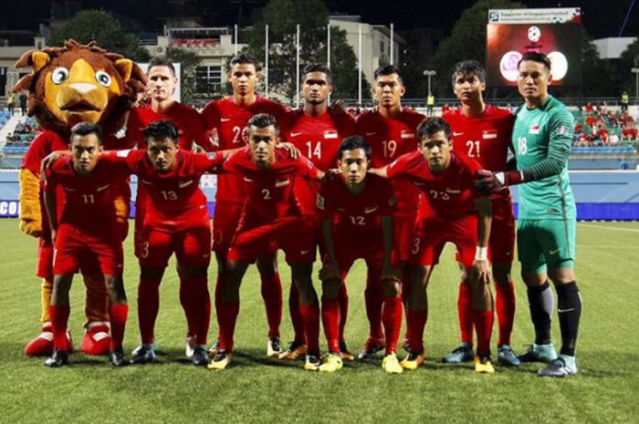  Timnas Singapura berpose bersama sebelum menjamu timnas Turkmenistan pada laga lanjutan Grup C kualifikasi Piala Asia 2019 di Stadion Jalan Besar, Kallang, Selasa (5/9/2017).  