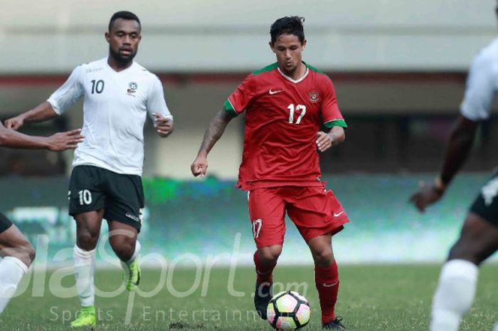 Penyerang timnas Indonesia, Irfan Bachdim, beraksi pada laga persahabatan internasional kontra Fiji di Stadion Candrabhaga, Bekasi, pada Sabtu (2/9/2017).