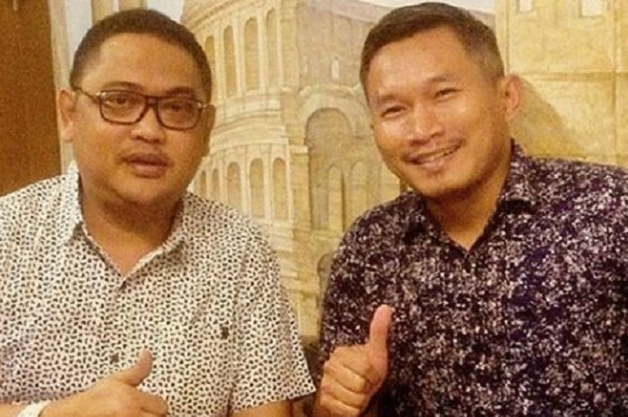 CEO Mitra Kukar, Endri Erawan berfoto bersama Rudy Eka Priyambada yang telah resmi menjadi Direktur Mitra Kukar Elite Pro Academy.