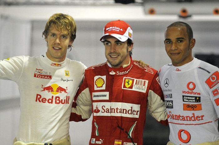 Tiga pebalap Formula 1 (F1), Sebastian Vettel, Fernando Alonso, dan Lewis Hamilton, berpose setelah balapan GP Singapura, 25 September 2010.