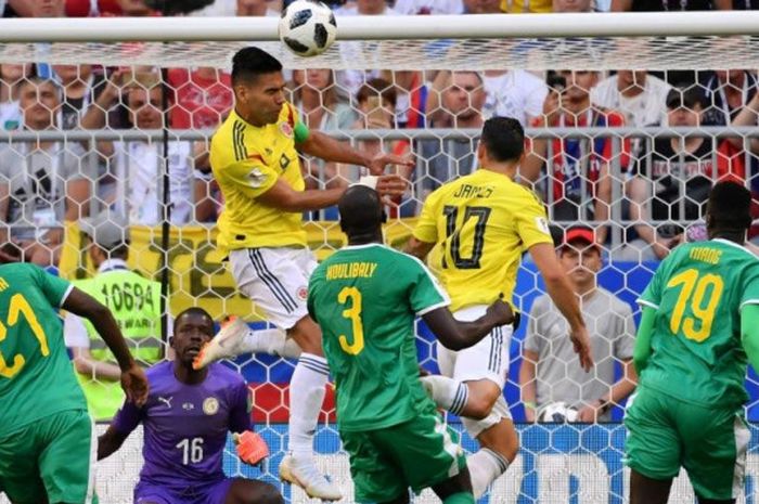 Striker Kolombia, Radamel Falcao (atas), menyundul bola di antara kepungan pemain Senegal dalam partai Grup H Piala Dunia 2018 di Samara Arena, Samara, 28 Juni 2018.