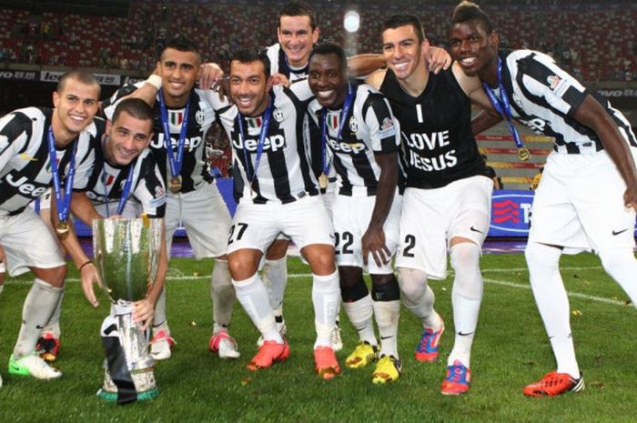 Para pemain Juventus berpose dengan trofi juara Piala Super Italia 2012.