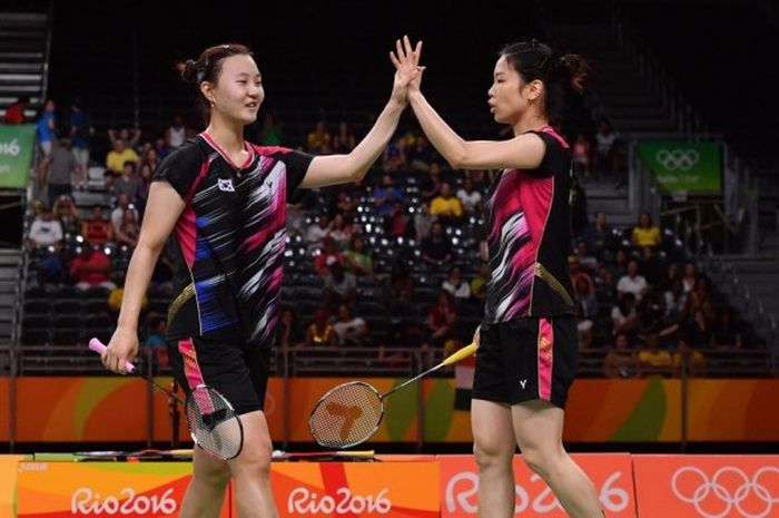 Pasangan ganda putri Korea Selatan, Jung Kyung Eun/Shin Seung Chan, melakukan selebrasi saat menjalani pertandingan melawan Tang Yuanting/Yu Yang (China) pada pertandingan perebutan medali perunggu Olimpiade Rio 2016 di Riocentro Pavilion 4 di Rio de Janeiro, Brasil, 18 Agustus lalu.