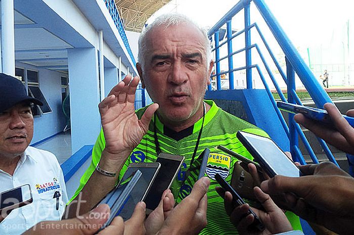  ‎Pelatih Persib Bandung,  Roberto Carlos Mario Gomez, berbicara kepada media saat ditemui di Stadion Arcamanik, Kota Bandung, Rabu (4/4/2018). 