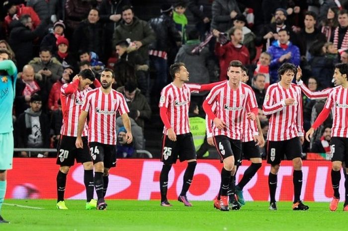 Para pemain Athletic Bilbao merayakan gol ke gawang Barcelona pada partai pertama babak 16 besar Copa del Rey di Stadion San Mames, Kamis (5/1/2017).