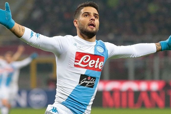 Selebrasi penyerang Napoli, Lorenzo Insigne, seusai membobol gawang AC Milan dalam pertandingan Serie A 2016-2017 di Stadion San Siro, Milan, Italia, pada Sabtu (21/1/2017).