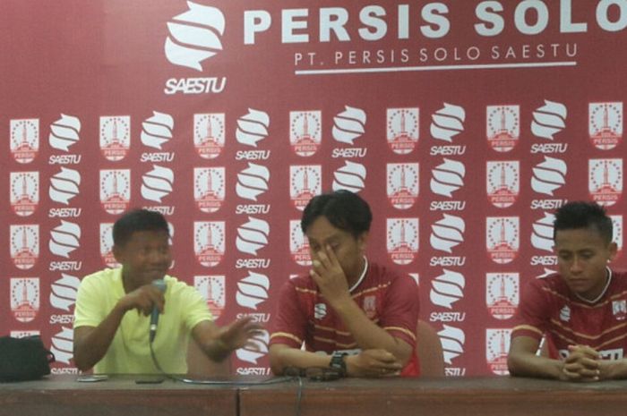 Asisten pelatih Persis Solo, Marwal Iskandar saat memberikan keterangan di presa conference laga uji coba melawan Bhayangkara FC di Stadion Manahan, Solo, Minggu (25/2/2018)