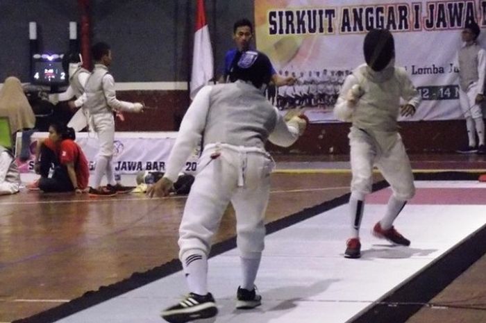 Suasana pertandingan Sirkuit Anggar Jawa Barat I 2017 di GOR Tri Lomba Juang, Kompleks Olahraga Pajajaran, Bandung, pada Sabtu (13/5/2017).