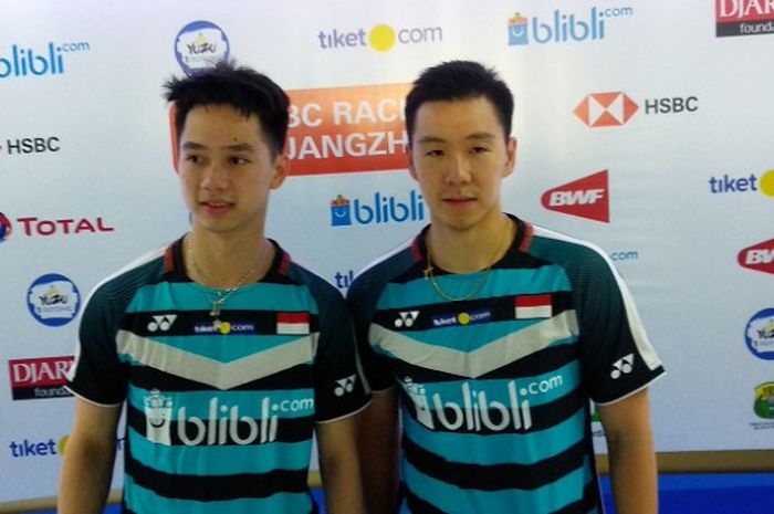 Pasangan ganda putra Indonesia, Marcus Fernaldi Gideon/Kevin Sanjaya Sukamuljo, berpose pada sesi konferensi pers Indonesia Open 2018, di Istora Senayan, Jakarta, Sabtu (7/7/2018).