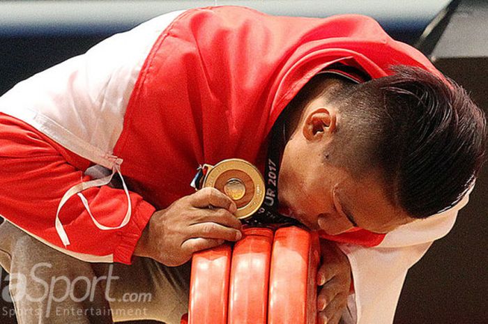 Atlet angkat besi Indonesia, Deni, saat tampil di nomor angkat besi kelas 69 Kg pada SEA Games 2017 di Mitec, Kuala Lumpur, Malaysia, Selasa (29/8/2017)/