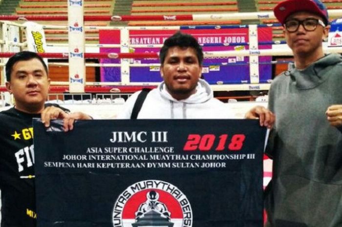 Atlet MMA asal Indonesia, Ricky Asriel Refwalu, mengalami pecah tulang tengkorak depan, luka di otak, dan juga pendarahan. Kini, ia terbaring dalam keadaan koma.