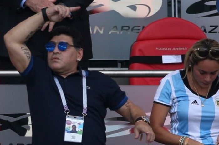 Legenda sepak bola dunia, Diego Maradona, tampak menonton di tribune VIP Kazan Arena bersama sang kekasih, Rocio Oliva, pada laga Prancis vs Argentina, 30 Juni 2018. 