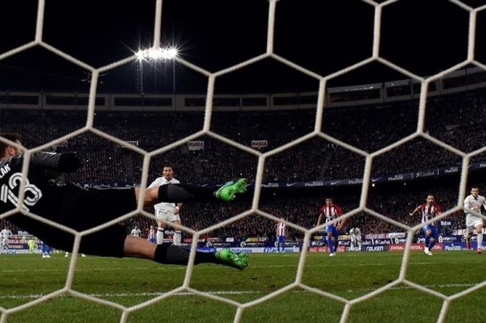 Cristiano Ronaldo mencetak gol penalti saat Real Madrid melawan Atletico Madrid pada partai La Liga di Stadion Vicente Calderon, 19 November 2016.