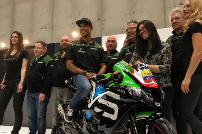 Pebalap Tim Pedercini Racing, Yonny Hernandez, menunggangi motor saat peluncuran tim yang akan tampil di ajang Superbike World Championships 2018.