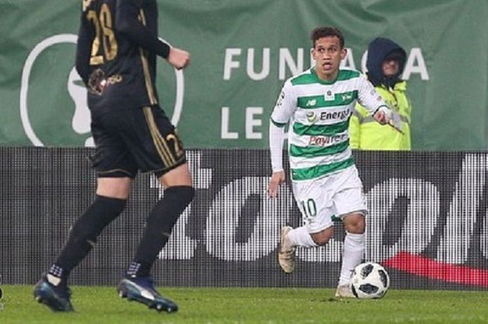  Aksi pemain asal Indonesia, Egy Maulana Vikri pada laga debut resminya bersama Lechia Gdansk kontra Gornik Zabrze, di Stadion Energa, Gdansk, Sabtu (22/12/2018) waktu setempat. 