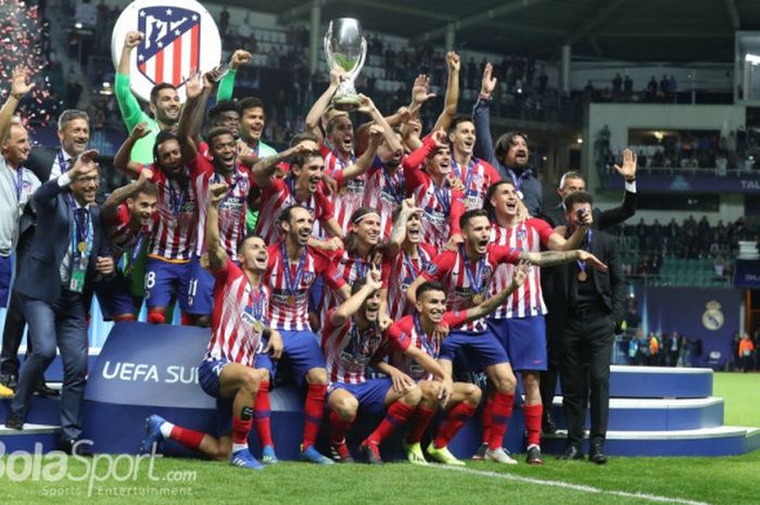 Para pemain Atletico Madrid merayakan kesuksesan menjuarai Piala Super Eropa 2018 setelah mengalahkan Real Madrid di Stadion Lillekula, Tallinn, 15 Agustus 2018.