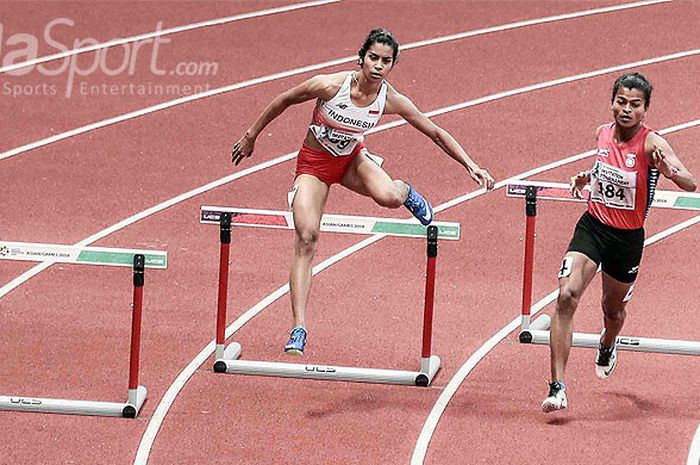 Aksi atlet pelari gawang nasional, Alvin Tehupeiory (kiri), saat mengikuti test event di Stadion Utama Gelora Bung Karno, Jakarta, Selasa (13/2/2018).