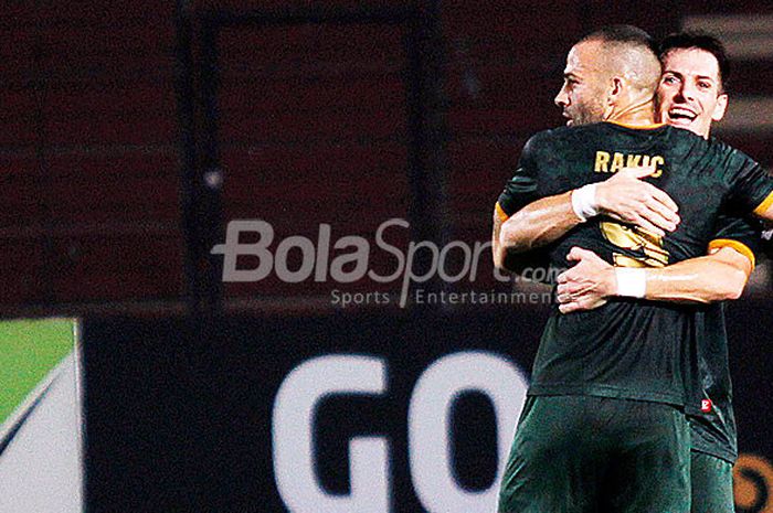 Penyerang PS Tira, Aleksandar Rakic, merayakan gol bersama rekan setimnya usai mencetak gol ke gawang Barito Putera pada laga Liga 1 2018 di Stadion Sultan Agung, Bantul, Senin (4/6/2018).