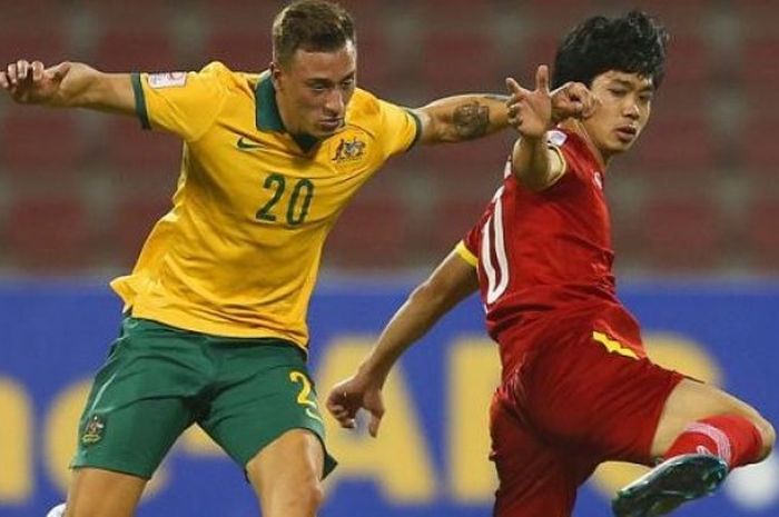 Striker Vietnam U-23, Nguyen Cong Phuong (kanan) duel dengan bek Australia U-23, Alexander Gersbach pada laga penyisihan Grup D Piala Asia U-23 di Stadion Grand Hamad, Doha, Qatar pada 17 Januari 2016.  