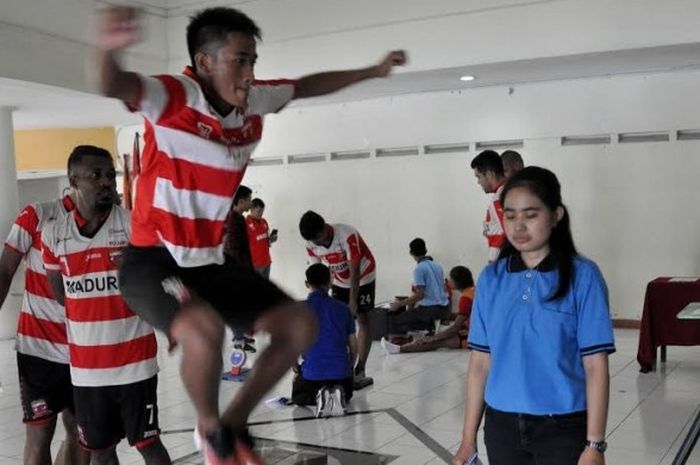 Gelandang Madura United, Bayu Gatra melakukan gerakan lompatan dalam sesi tes fisik di Fitnes Atlas, Surabaya pada Jumat (10/3/2017). 