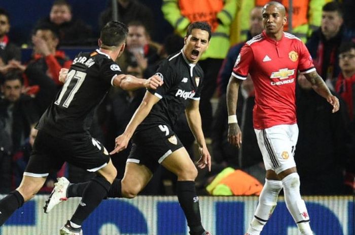  Wissam Ben Yedder (tengah) merayakan gol bersama rekannya setelah menjebol gawang Manchester United dalam partai Liga Champions di Old Trafford, 13 Maret 2018. 